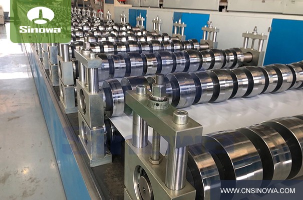 Highly Intelligent Sandwich Panel Roll Forming Machine